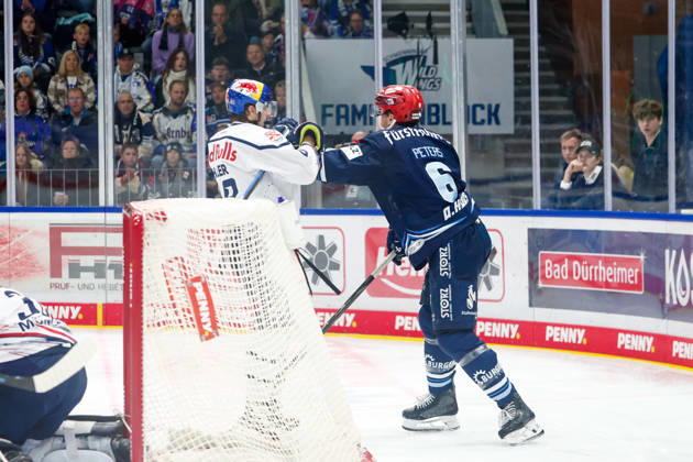 Lucas Thaler (EHC Red Bull Muenchen, 48) und Alex Peters (Schwenninger Wild Wings, 06), GER, Schwenninger Wild Wings vs. EHC Red Bull Muenchen, Eishockey, PENNY DEL, 8. Spieltag, Spielzeit 2026 2027, 11.10.2026 GER, Schwenninger Wild Wings vs. EHC Red Bull Muenchen, Eishockey, PENNY DEL, 8. Spieltag, Spielzeit 2026 2027, 11.10.2026 Schwenningen Copyright: xEibner-Pressefoto KirstenxJaegerx