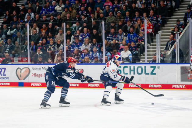 Alexander Karachun (Schwenninger Wild Wings, 47) und Ville Pokka (EHC Red Bull Muenchen, 22), GER, Schwenninger Wild Wings vs. EHC Red Bull Muenchen, Eishockey, PENNY DEL, 8. Spieltag, Spielzeit 2026 2027, 11.10.2026 GER, Schwenninger Wild Wings vs. EHC Red Bull Muenchen, Eishockey, PENNY DEL, 8. Spieltag, Spielzeit 2026 2027, 11.10.2026 Schwenningen Copyright: xEibner-Pressefoto KirstenxJaegerx