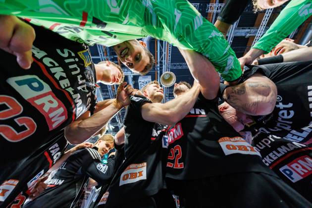 11.10.2026 - Handball - 1. Bundesliga OPEL HBL - Saison 2026 2027 - 08. Spieltag: HC Erlangen Metropolregion Nürnberg HCE - MT Melsungen - DaMa - xdaxmax - Jubel Freude nach Spielende - Mannschaft Team des HCE ballt Faust Fäuste