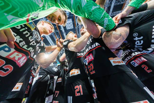 11.10.2026 - Handball - 1. Bundesliga OPEL HBL - Saison 2026 2027 - 08. Spieltag: HC Erlangen Metropolregion Nürnberg HCE - MT Melsungen - DaMa - xdaxmax - Jubel Freude nach Spielende - Mannschaft Team des HCE ballt Faust Fäuste
