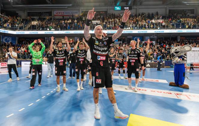 11.10.2026 - Handball - 1. Bundesliga OPEL HBL - Saison 2026 2027 - 08. Spieltag: HC Erlangen Metropolregion Nürnberg HCE - MT Melsungen - DaMa - xdaxmax - Jubel Freude nach Spielende - Mannschaft Team des HCE mit Jubelkette Jubelwelle
