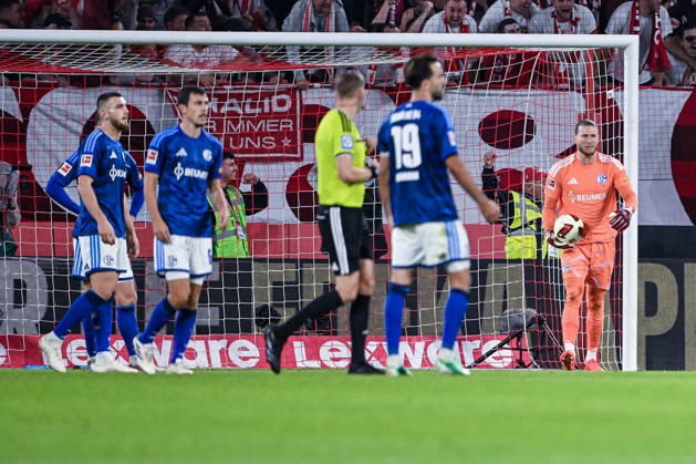 11.10.2026, Fussball, Saison 2026 2027, Bundesliga, SC Freiburg - FC Schalke 04, Keisuke Goto (SC Freiburg) erzielt das Tor zum 2:1 und die Spieler des FC Schalke 04 sind enttäuscht, xRHR-FOTO YYx Copyright: KROEGER RHR-FOTOx RHR-FOTO YY