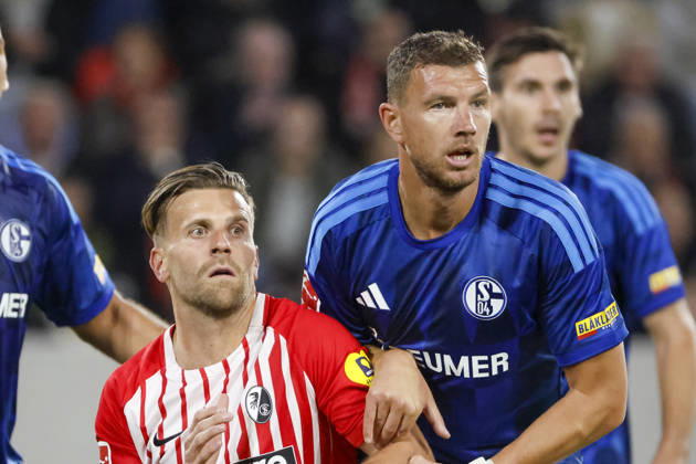 Lucas Höler, Holer (SC Freiburg, 09) und Edin Dzeko (FC Schalke, 10) , Deutschland, Fussball, 1. Bundesliga, 5.Spieltag, 2026 2027, SC Freiburg vs. FC Schalke 04, 11.10.2026, Freiburg im Breisgau Europa-Park Stadion Deutschland Copyright: xGrantxHubbsx