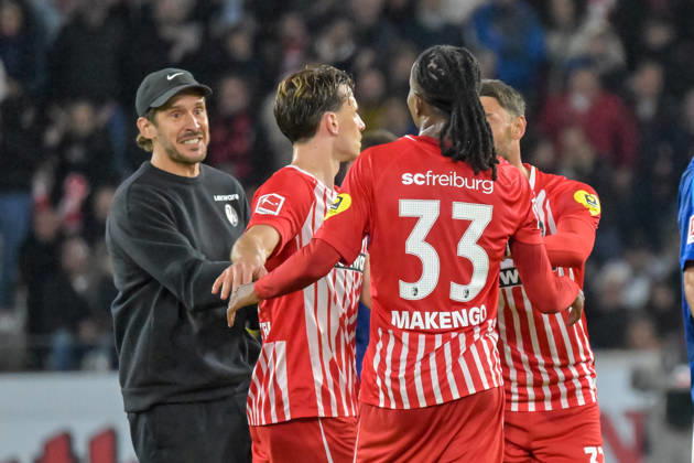 Jordy Makengo (SC Freiburg, 33), Maximilian Eggestein (SC Freiburg, 08), Vincenzo Grifo (SC Freiburg, 32) und Julian Schuster (SC Freiburg, Trainer) freuen sich nach Spielende. GER, SC Freiburg vs Schalke 04, Fussball, Bundesliga, 5. Spieltag, Saison 2026 2027, 11.10.2026 DFL DFB REGULATIONS PROHIBIT ANY USE OF PHOTOGRAPHS AS IMAGE SEQUENCES AND OR QUASI-VIDEO GER, SC Freiburg vs Schalke 04, Fussball, Bundesliga, 5. Spieltag, Saison 2026 2027, 11.10.2026 Freiburg Copyright: xEibner-Pressefotox EP_THS