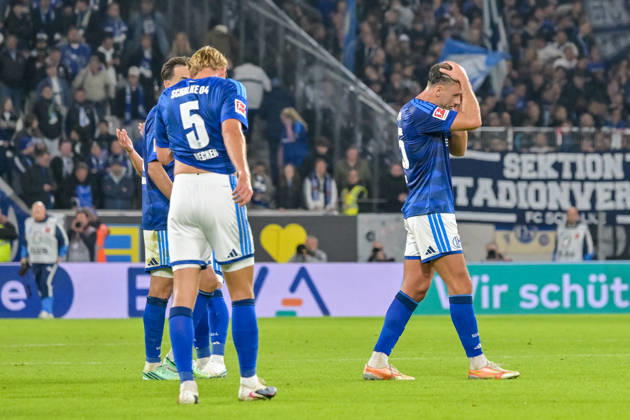 Team FC Schalke nach Spielende. GER, SC Freiburg vs Schalke 04, Fussball, Bundesliga, 5. Spieltag, Saison 2026 2027, 11.10.2026 DFL DFB REGULATIONS PROHIBIT ANY USE OF PHOTOGRAPHS AS IMAGE SEQUENCES AND OR QUASI-VIDEO GER, SC Freiburg vs Schalke 04, Fussball, Bundesliga, 5. Spieltag, Saison 2026 2027, 11.10.2026 Freiburg Copyright: xEibner-Pressefotox EP_THS