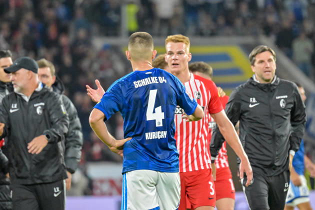 Hasan Kurucay (FC Schalke 04, 04), Philipp Lienhart (SC Freiburg, 03) kltaschen sich nach dem Spiel ab. GER, SC Freiburg vs Schalke 04, Fussball, Bundesliga, 5. Spieltag, Saison 2026 2027, 11.10.2026 DFL DFB REGULATIONS PROHIBIT ANY USE OF PHOTOGRAPHS AS IMAGE SEQUENCES AND OR QUASI-VIDEO GER, SC Freiburg vs Schalke 04, Fussball, Bundesliga, 5. Spieltag, Saison 2026 2027, 11.10.2026 Freiburg Copyright: xEibner-Pressefotox EP_THS