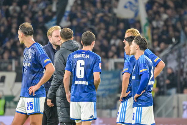Team FC Schalke nach der Niederlage in Freiburg mit Nikola Katic (FC Schalke 04, 25), Ron Schallenberg (FC Schalke 04, 06). GER, SC Freiburg vs Schalke 04, Fussball, Bundesliga, 5. Spieltag, Saison 2026 2027, 11.10.2026 DFL DFB REGULATIONS PROHIBIT ANY USE OF PHOTOGRAPHS AS IMAGE SEQUENCES AND OR QUASI-VIDEO GER, SC Freiburg vs Schalke 04, Fussball, Bundesliga, 5. Spieltag, Saison 2026 2027, 11.10.2026 Freiburg Copyright: xEibner-Pressefotox EP_THS