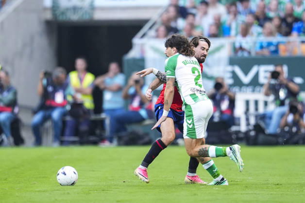 October 11, 2026, Sevilla, Sevilla, Spain: Moi Gomez of CA Osasuna and Hector Bellerin of Real Betis Balompie in action during the Spanish league, LaLiga EA Sports, football match played between Real Betis and CA Osasuna at La Cartuja stadium on October 11, 2026, in Sevilla, Spain. Real Betis V CA Osasuna - LaLiga EA Sports  - ZUMAa181 20261011_zaa_a181_201 Copyright: xJoaquinxCorcherox