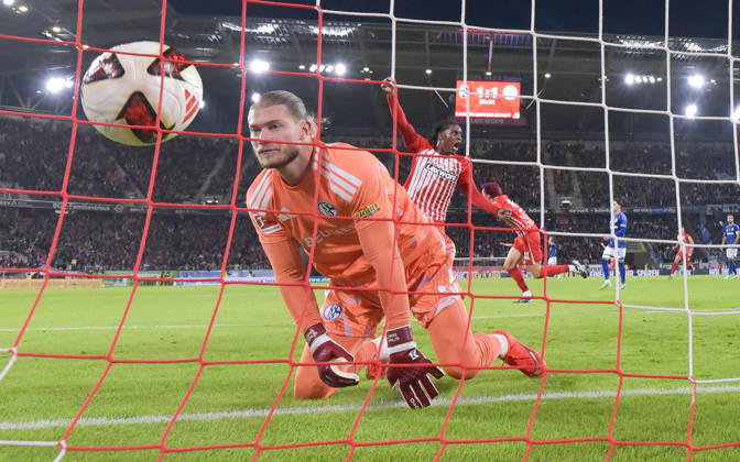 11.10.2026, xblx, Fussball 1.Bundesliga, SC Freiburg - FC Schalke 04 v.l. Keisuke Goto (SC Freiburg), Goal scored, Tor zum 2:1, Loris Karius (FC Schalke 04) enttäuscht, enttaeuscht schauend, dissapointed, Enttäuschung, Enttaeuschung (DFL DFB REGULATIONS PROHIBIT ANY USE OF PHOTOGRAPHS as IMAGE SEQUENCES and or QUASI-VIDEO) Freiburg