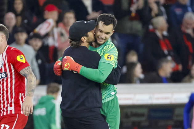 Julian Schuster (SC Freiburg, Trainer) und Mio Backhaus (SC Freiburg, 01) nach dem Spiel , Deutschland, Fussball, 1. Bundesliga, 5.Spieltag, 2026 2027, SC Freiburg vs. FC Schalke 04, 11.10.2026, Freiburg im Breisgau Europa-Park Stadion Deutschland Copyright: xGrantxHubbsx