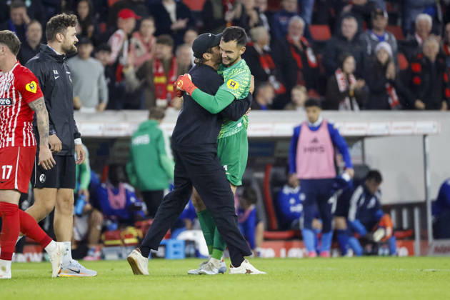 Julian Schuster (SC Freiburg, Trainer) und Mio Backhaus (SC Freiburg, 01) nach dem Spiel , Deutschland, Fussball, 1. Bundesliga, 5.Spieltag, 2026 2027, SC Freiburg vs. FC Schalke 04, 11.10.2026, Freiburg im Breisgau Europa-Park Stadion Deutschland Copyright: xGrantxHubbsx