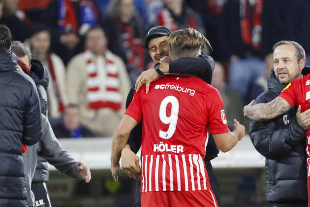 Julian Schuster (SC Freiburg, Trainer) und Lucas Höler, Holer (SC Freiburg, 09) nach dem Spiel , Deutschland, Fussball, 1. Bundesliga, 5.Spieltag, 2026 2027, SC Freiburg vs. FC Schalke 04, 11.10.2026, Freiburg im Breisgau Europa-Park Stadion Deutschland Copyright: xGrantxHubbsx