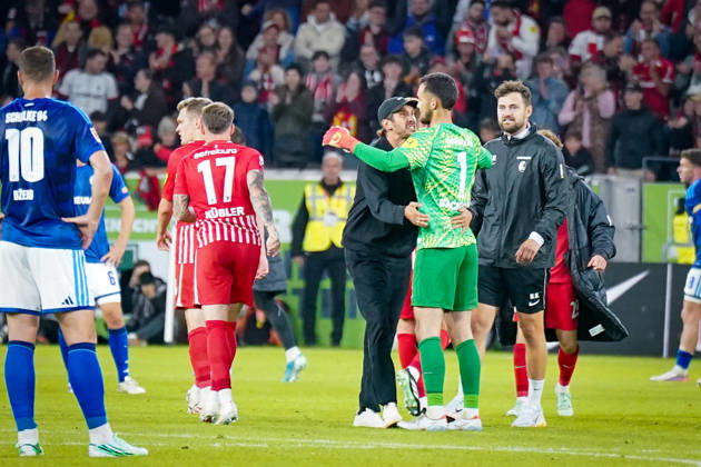 Deutschland: Fußball Bundesliga 2026 - 2027, 5. Spieltag - SC Freiburg - FC Schalke 04 - Europa-Park-Stadion (Freiburg): Freude, Emotionen, Jubel bei Julian Schuster (Trainer, SC Freiburg) und Mio Backhaus (SC Freiburg, 1) mit Abpfiff und der Tabellenführung, Edin Dzeko (FC Schalke 04, 10) schaut Copyright: xJOERANxSTEINSIEKx