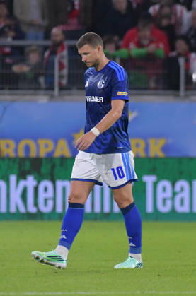 11.10.2026, xblx, Fussball 1.Bundesliga, SC Freiburg - FC Schalke 04 v.l. Edin Dzeko (FC Schalke 04), enttäuscht, enttaeuscht schauend, dissapointed, Enttäuschung, Enttaeuschung (DFL DFB REGULATIONS PROHIBIT ANY USE OF PHOTOGRAPHS as IMAGE SEQUENCES and or QUASI-VIDEO) Freiburg