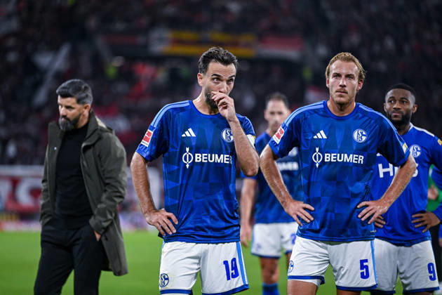 11.10.2026, Fussball, Saison 2026 2027, Bundesliga, SC Freiburg - FC Schalke 04, Die Spieler des FC Schalke 04 sind nach Spielschluss enttäuscht, Trainer Miron Muslic (FC Schalke 04), Kenan Karaman (FC Schalke 04), Timo Becker (FC Schalke 04) xRHR-FOTO YYx Copyright: KROEGER RHR-FOTOx RHR-FOTO YY