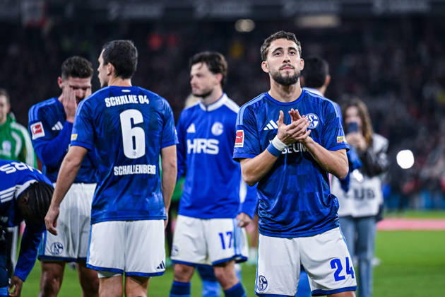 11.10.2026, Fussball, Saison 2026 2027, Bundesliga, SC Freiburg - FC Schalke 04, Die Spieler des FC Schalke 04 sind nach Spielschluss enttäuscht, Adil Aouchiche (FC Schalke 04) xRHR-FOTO YYx Copyright: KROEGER RHR-FOTOx RHR-FOTO YY
