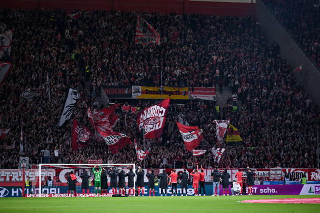 11.10.2026, Fussball, Saison 2026 2027, Bundesliga, SC Freiburg - FC Schalke 04, Die Spieler des SC Freiburg feiern mit den Fans den Heimsieg. xRHR-FOTO YYx Copyright: KROEGER RHR-FOTOx RHR-FOTO YY