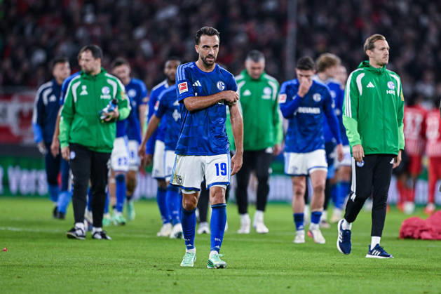 11.10.2026, Fussball, Saison 2026 2027, Bundesliga, SC Freiburg - FC Schalke 04, Die Spieler des FC Schalke 04 sind nach Spielschluss enttäuscht, Kenan Karaman (FC Schalke 04) xRHR-FOTO YYx Copyright: KROEGER RHR-FOTOx RHR-FOTO YY