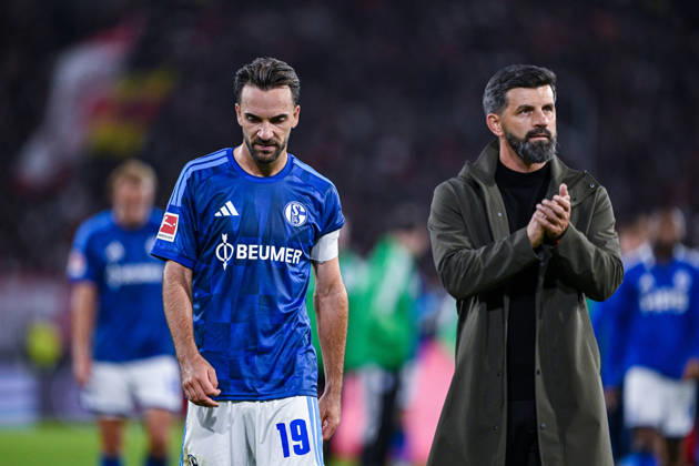 11.10.2026, Fussball, Saison 2026 2027, Bundesliga, SC Freiburg - FC Schalke 04, Die Spieler des FC Schalke 04 sind nach Spielschluss enttäuscht, Kenan Karaman (FC Schalke 04), Trainer Miron Muslic (FC Schalke 04) xRHR-FOTO YYx Copyright: KROEGER RHR-FOTOx RHR-FOTO YY