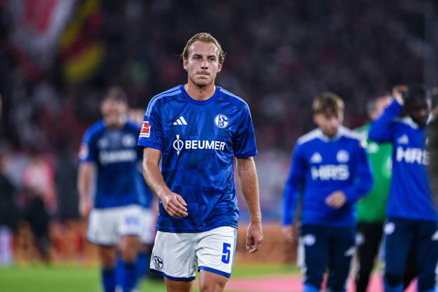 11.10.2026, Fussball, Saison 2026 2027, Bundesliga, SC Freiburg - FC Schalke 04, Die Spieler des FC Schalke 04 sind nach Spielschluss enttäuscht, Timo Becker (FC Schalke 04) xRHR-FOTO YYx Copyright: KROEGER RHR-FOTOx RHR-FOTO YY