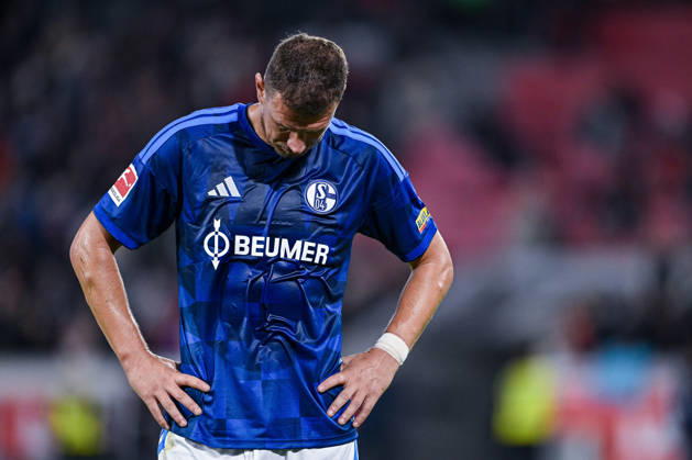 11.10.2026, Fussball, Saison 2026 2027, Bundesliga, SC Freiburg - FC Schalke 04, Die Spieler des FC Schalke 04 sind nach Spielschluss enttäuscht, Kenan Karaman (FC Schalke 04) xRHR-FOTO YYx Copyright: KROEGER RHR-FOTOx RHR-FOTO YY