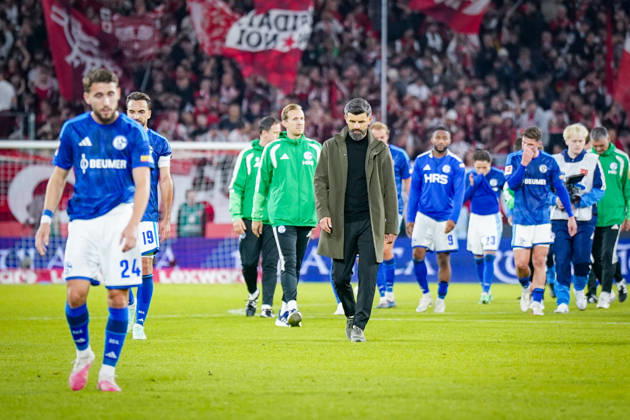 Deutschland: Fußball Bundesliga 2026 - 2027, 5. Spieltag - SC Freiburg - FC Schalke 04 - Europa-Park-Stadion (Freiburg): Miron Muslic (Trainer, FC Schalke 04) mit gesenktem Kopf nach der Niederlage Copyright: xJOERANxSTEINSIEKx