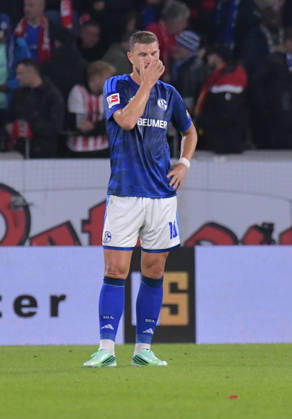 11.10.2026, xblx, Fussball 1.Bundesliga, SC Freiburg - FC Schalke 04 v.l. Edin Dzeko (FC Schalke 04), enttäuscht, enttaeuscht schauend, dissapointed, Enttäuschung, Enttaeuschung (DFL DFB REGULATIONS PROHIBIT ANY USE OF PHOTOGRAPHS as IMAGE SEQUENCES and or QUASI-VIDEO) Freiburg