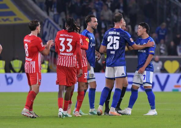 11.10.2026, xblx, Fussball 1.Bundesliga, SC Freiburg - FC Schalke 04 v.l. Schiedsrichter Martin Petersen, Hee-chan Hwang (FC Schalke 04), Rudelbildung, Redebedarf, Diskussion, reden, Protest, protestieren nach Schlusspfiff (DFL DFB REGULATIONS PROHIBIT ANY USE OF PHOTOGRAPHS as IMAGE SEQUENCES and or QUASI-VIDEO) Freiburg