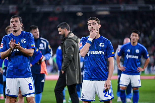 11.10.2026, Fussball, Saison 2026 2027, Bundesliga, SC Freiburg - FC Schalke 04, Die Spieler des FC Schalke 04 sind nach Spielschluss enttäuscht, Ron Schallenberg (FC Schalke 04), Adil Aouchiche (FC Schalke 04) xRHR-FOTO YYx Copyright: KROEGER RHR-FOTOx RHR-FOTO YY