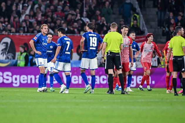 11.10.2026, Fussball, Saison 2026 2027, Bundesliga, SC Freiburg - FC Schalke 04, Die Spieler des FC Schalke 04 sind nach Spielschluss enttäuscht, Timo Becker (FC Schalke 04), Kenan Karaman (FC Schalke 04) xRHR-FOTO YYx Copyright: KROEGER RHR-FOTOx RHR-FOTO YY