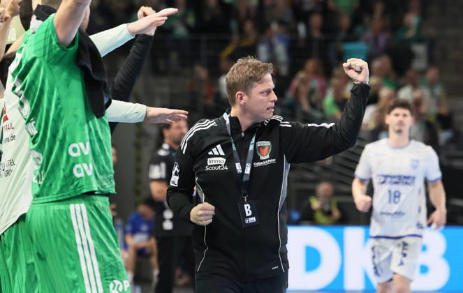 GER HBL Saison 2026 2027 FÜCHSE Berlin vs. TBV Lemgo, 11.10.26, MAX-SCHMELING-HALLE, Berlin, Nikolej KRICKAU (Füchse Berlin_Trainer) jubelt an der Seitenlinie, Zuversicht, Faust, Entschlossenheit