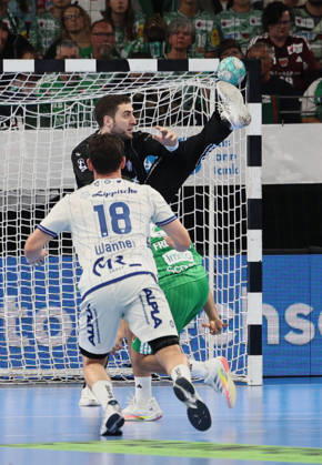GER HBL Saison 2026 2027 FÜCHSE Berlin vs. TBV Lemgo, 11.10.26, MAX-SCHMELING-HALLE, Berlin, Domenico EBNER (TBV Lemgo Lippe 94) kann trotz spektakulärer Aktion den Treffer nicht verhindern, Torhüter, Parade