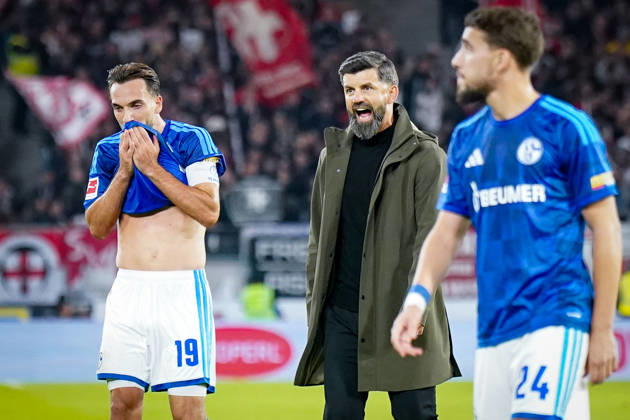 Deutschland: Fußball Bundesliga 2026 - 2027, 5. Spieltag - SC Freiburg - FC Schalke 04 - Europa-Park-Stadion (Freiburg): Miron Muslic (Trainer, FC Schalke 04) und Kenan Karaman (FC Schalke 04, 19) und Adil Aouchiche (FC Schalke 04, 24) nach der Niederlage. Verärgert, Sauer, Traurig Copyright: xJOERANxSTEINSIEKx