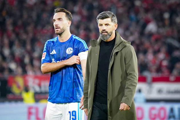 Deutschland: Fußball Bundesliga 2026 - 2027, 5. Spieltag - SC Freiburg - FC Schalke 04 - Europa-Park-Stadion (Freiburg): Miron Muslic (Trainer, FC Schalke 04) und Kenan Karaman (FC Schalke 04, 19) nach der Niederlage. Verärgert, Sauer, Traurig Copyright: xJOERANxSTEINSIEKx
