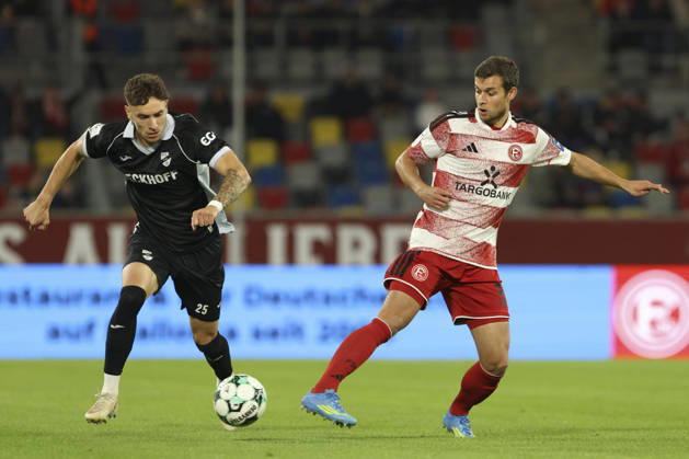Tim Heike (SC Verl) und Tim Oberdorf (Fortuna Duesseldorf) im Zweikampf waehrend des Spiels der 3. Liga zwischen Fortuna Duesseldorf und SC Verl, Merkur Spiel-Arena am 11. October 2026 in Duesseldorf, Deutschland. (Foto von Oliver Kaelke DeFodi Images) +++ Tim Heike (SC Verl) und Tim Oberdorf (Fortuna Duesseldorf) battle for the ball during the 3. Liga match between Fortuna Duesseldorf and SC Verl at Merkur Spiel-Arena on October 11, 2026 in Dusseldorf, Germany. (Photo by Oliver Kaelke DeFodi Images) DFB DFL REGULATIONS PROHIBIT ANY USE OF PHOTOGRAPHS AS IMAGE SEQUENCES AND OR QUASI-VIDEO. (Photo by Oliver Kaelke DeFodi Images) -