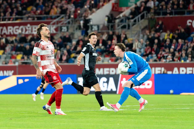 Sport Bilder des Tages Deutschland: 3. Liga 2026 2027 Fortuna Düsseldorf vs. SC Verl 8. Spieltag 12.10.2026 Merkur Spiel-Arena (Nordrhein-Westfalen) Timo Schlieck (SC Verl, 1) Fabian Schleusener (Fortuna Dusseldorf, 24) Copyright: xCelinaxLeiersx