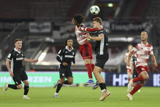 Anas Slimani (Fortuna Duesseldorf) und Nick Seidel (SC Verl) im Zweikampf waehrend des Spiels der 3. Liga zwischen Fortuna Duesseldorf und SC Verl, Merkur Spiel-Arena am 11. October 2026 in Duesseldorf, Deutschland. (Foto von Oliver Kaelke DeFodi Images) +++ Anas Slimani (Fortuna Duesseldorf) und Nick Seidel (SC Verl) battle for the ball during the 3. Liga match between Fortuna Duesseldorf and SC Verl at Merkur Spiel-Arena on October 11, 2026 in Dusseldorf, Germany. (Photo by Oliver Kaelke DeFodi Images) DFB DFL REGULATIONS PROHIBIT ANY USE OF PHOTOGRAPHS AS IMAGE SEQUENCES AND OR QUASI-VIDEO. (Photo by Oliver Kaelke DeFodi Images) -