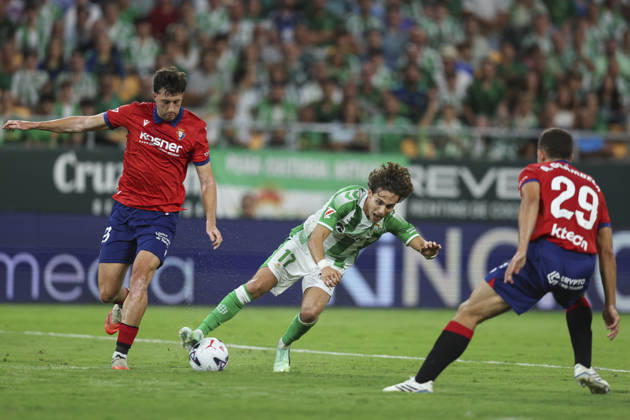 ESP: Real Betis - CA Osasuna. La Liga EA Sports. Matchday 8. Rodrigo Riquelme of Real Betis and Abel Bretones and Asier Osambela of CA Osasuna during the La Liga EA Sports match between Real Betis and CA Osasuna played at La Cartuja Stadium on Oct 11, 2026 in Sevilla, Spain. kpng Copyright: xAntonioxPozox xPRESSINPHOTOx AP_2627_BET_OSA_045