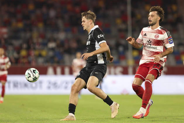 Nick Seidel (SC Verl) und Fabian Schleusener (Fortuna Duesseldorf) im Zweikampf waehrend des Spiels der 3. Liga zwischen Fortuna Duesseldorf und SC Verl, Merkur Spiel-Arena am 11. October 2026 in Duesseldorf, Deutschland. (Foto von Oliver Kaelke DeFodi Images) +++ Nick Seidel (SC Verl) und Fabian Schleusener (Fortuna Duesseldorf) battle for the ball during the 3. Liga match between Fortuna Duesseldorf and SC Verl at Merkur Spiel-Arena on October 11, 2026 in Dusseldorf, Germany. (Photo by Oliver Kaelke DeFodi Images) DFB DFL REGULATIONS PROHIBIT ANY USE OF PHOTOGRAPHS AS IMAGE SEQUENCES AND OR QUASI-VIDEO. (Photo by Oliver Kaelke DeFodi Images) -