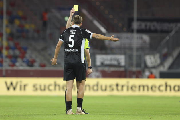 Nick Seidel (SC Verl) erhaelt die gelbe Karte waehrend des Spiels der 3. Liga zwischen Fortuna Duesseldorf und SC Verl, Merkur Spiel-Arena am 11. October 2026 in Duesseldorf, Deutschland. (Foto von Oliver Kaelke DeFodi Images) +++ Nick Seidel (SC Verl) gets the yellow card during the 3. Liga match between Fortuna Duesseldorf and SC Verl at Merkur Spiel-Arena on October 11, 2026 in Dusseldorf, Germany. (Photo by Oliver Kaelke DeFodi Images) DFB DFL REGULATIONS PROHIBIT ANY USE OF PHOTOGRAPHS AS IMAGE SEQUENCES AND OR QUASI-VIDEO. (Photo by Oliver Kaelke DeFodi Images) -