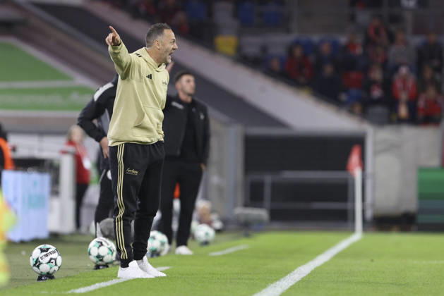 Trainer Alexander Ende (Fortuna Duesseldorf) gestikuliert, Gestik waehrend des Spiels der 3. Liga zwischen Fortuna Duesseldorf und SC Verl, Merkur Spiel-Arena am 11. October 2026 in Duesseldorf, Deutschland. (Foto von Oliver Kaelke DeFodi Images) +++ Trainer Alexander Ende (Fortuna Duesseldorf) gestures during the 3. Liga match between Fortuna Duesseldorf and SC Verl at Merkur Spiel-Arena on October 11, 2026 in Dusseldorf, Germany. (Photo by Oliver Kaelke DeFodi Images) DFB DFL REGULATIONS PROHIBIT ANY USE OF PHOTOGRAPHS AS IMAGE SEQUENCES AND OR QUASI-VIDEO. (Photo by Oliver Kaelke DeFodi Images) -