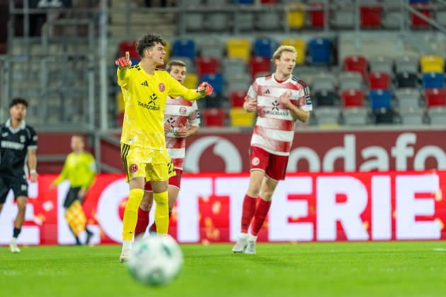 Louis Lord (Fortuna Düsseldorf, 22) schreit seine vorderleute an Fortuna Duesseldorf vs. SC Verl, Fussball, 3.Liga, 8.Spieltag, Saison 2026 27, 12.10.2026, DFL REGULATIONS PROHIBIT ANY USE OF PHOTOGRAPHS AS IMAGE SEQUENCES AND OR QUASI-VIDEO, Fortuna Duesseldorf vs. SC Verl, Fussball, 3.Liga, 8.Spieltag, Saison 2026 27, 12.10.2026 Düsseldorf Copyright: xEibner-Pressefoto LukasxBaldygax EP_LBA