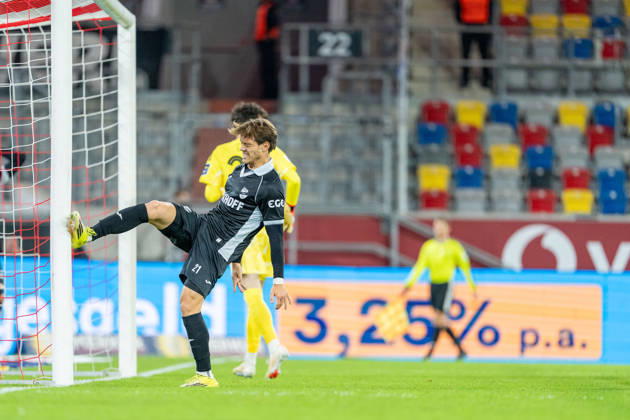 Mika Clausen (SC Verl, 21) tritt gegen den Pfosten nach seinem Torschuss Fortuna Duesseldorf vs. SC Verl, Fussball, 3.Liga, 8.Spieltag, Saison 2026 27, 12.10.2026, DFL REGULATIONS PROHIBIT ANY USE OF PHOTOGRAPHS AS IMAGE SEQUENCES AND OR QUASI-VIDEO, Fortuna Duesseldorf vs. SC Verl, Fussball, 3.Liga, 8.Spieltag, Saison 2026 27, 12.10.2026 Düsseldorf Copyright: xEibner-Pressefoto LukasxBaldygax EP_LBA