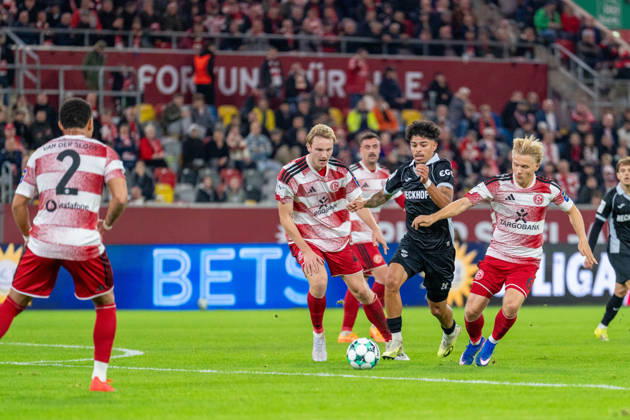 Lukas Bornschein (Fortuna Düsseldorf, 04) und Andreas Mueller (Fortuna Düsseldorf, 06) im Zweikampf mit Andre Leipold (SC Verl, 20) Fortuna Duesseldorf vs. SC Verl, Fussball, 3.Liga, 8.Spieltag, Saison 2026 27, 12.10.2026, DFL REGULATIONS PROHIBIT ANY USE OF PHOTOGRAPHS AS IMAGE SEQUENCES AND OR QUASI-VIDEO, Fortuna Duesseldorf vs. SC Verl, Fussball, 3.Liga, 8.Spieltag, Saison 2026 27, 12.10.2026 Düsseldorf Copyright: xEibner-Pressefoto LukasxBaldygax EP_LBA