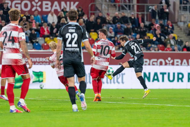 Andreas Mueller (Fortuna Düsseldorf, 06) blockt einen Schuss von Mika Clausen (SC Verl, 21), Philipp Foerster (Fortuna Düsseldorf, 10) Fortuna Duesseldorf vs. SC Verl, Fussball, 3.Liga, 8.Spieltag, Saison 2026 27, 12.10.2026, DFL REGULATIONS PROHIBIT ANY USE OF PHOTOGRAPHS AS IMAGE SEQUENCES AND OR QUASI-VIDEO, Fortuna Duesseldorf vs. SC Verl, Fussball, 3.Liga, 8.Spieltag, Saison 2026 27, 12.10.2026 Düsseldorf Copyright: xEibner-Pressefoto LukasxBaldygax EP_LBA