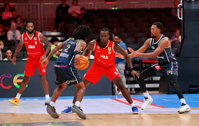 v.l. Corey McKeithan (Eisbaeren Bremerhaven 02), James Patterson III (RheinStars Koeln 04), Jeremiah Oden (Eisbaeren Bremerhaven 25), im Hintergrund Kristopher Monroe (RheinStars Koeln 02) GER, RheinStars Koeln vs. Eisbaeren Bremerhaven, Basketball, ProA, 4. Spieltag, Spielzeit 2026 2027, 11.10.2026 GER, RheinStars Koeln vs. Eisbaeren Bremerhaven, Basketball, ProA, 4. Spieltag, Spielzeit 2026 2027, 11.10.2026 RheinStars Koeln Copyright: xEibner-Pressefoto ThomasxStoeckerx EP_TSR