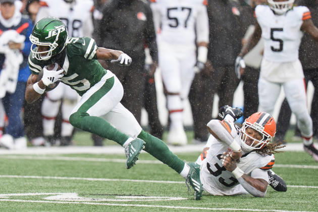 Oct 11, 2026; East Rutherford, NJ, USA; New York Jets wide receiver Garrett Wilson (5) runs past Cleveland Browns safety Ronnie Hickman (33) on his way to a touchdown during an NFL, American Football Herren, USA game at MetLife Stadium. Mandatory Credit: -Cal Media NFL 2026: Browns Vs Jets OCT 11  - ZUMAc04_ 20261011_zma_c04_037 Copyright: xChrisxSzagolax