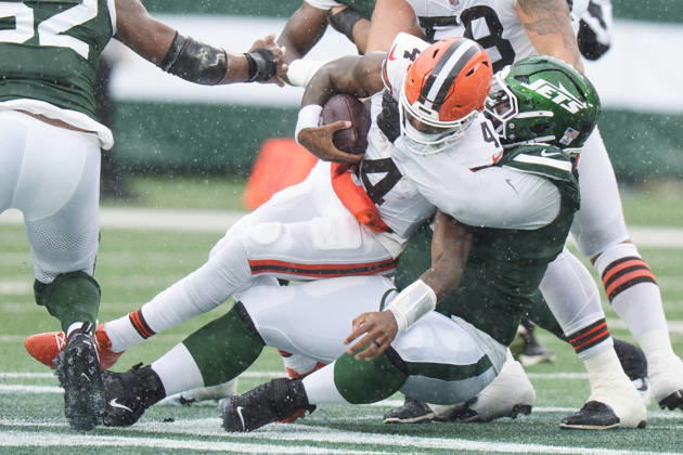 Oct 11, 2026; East Rutherford, NJ, USA; New York Jets defensive lineman Jowon Briggs (91) gets a sack of Cleveland Browns quarterback Deshaun Watson (4) during an NFL, American Football Herren, USA game at MetLife Stadium. Mandatory Credit: -Cal Media NFL 2026: Browns Vs Jets OCT 11  - ZUMAc04_ 20261011_zma_c04_057 Copyright: xChrisxSzagolax