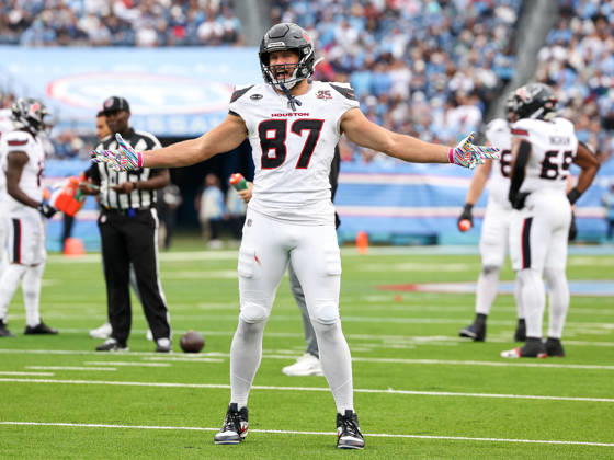 NFL, American Football Herren, USA 2026: Texans Vs Titans OCT 11 Oct 11, 2026; Nashville, TN, USA; Houston Texans tight end Foster Moreau (87) yells at the referees asking about a call that was not made during the NFL regular season game between the Houston Texans and Tennessee Titans at Nissan Stadium. Mandatory Credit: Stephen Furst-Cal Media (Credit Image: Â Stephen Furst Cal Sport Media) Nashville Tn USA EDITORIAL USE ONLY Copyright: xx ZUMA-20261011_zma_c04_047.jpg StephenxFurstx csmphotothree533303