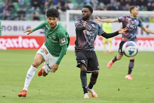 Brack Super League 2026 2027 FC St. Gallen 1879 vs. FC Lausanne St. Gallen, Schweiz St. Gallen, Schweiz, 11. Oktober 2026. Mostafa Heydari gegen Nathan Butler-Oyedeji während des Brack Super League Spiels FC St. Gallen 1879 gegen FC Lausanne-Sport in St. Gallen.